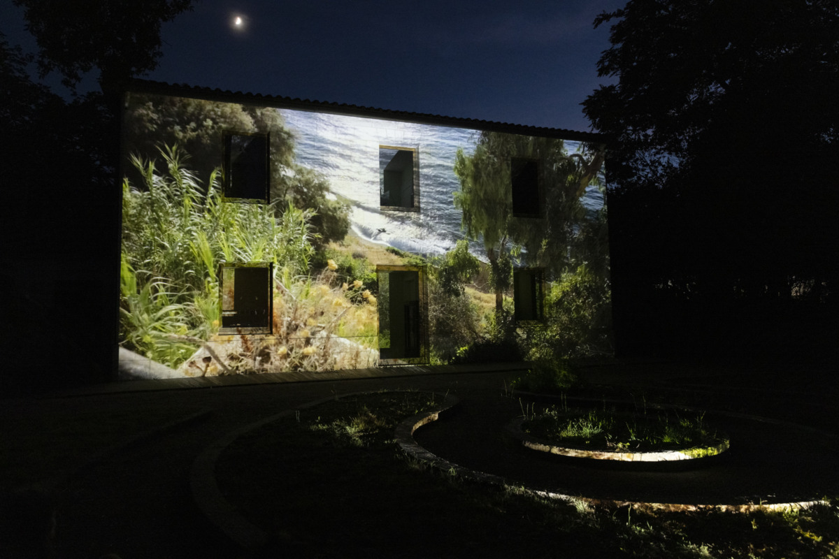 Maison de grave / Installation vidéo, White beach, 10 minutes en boucle